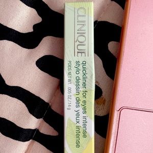 Clinique quick liners